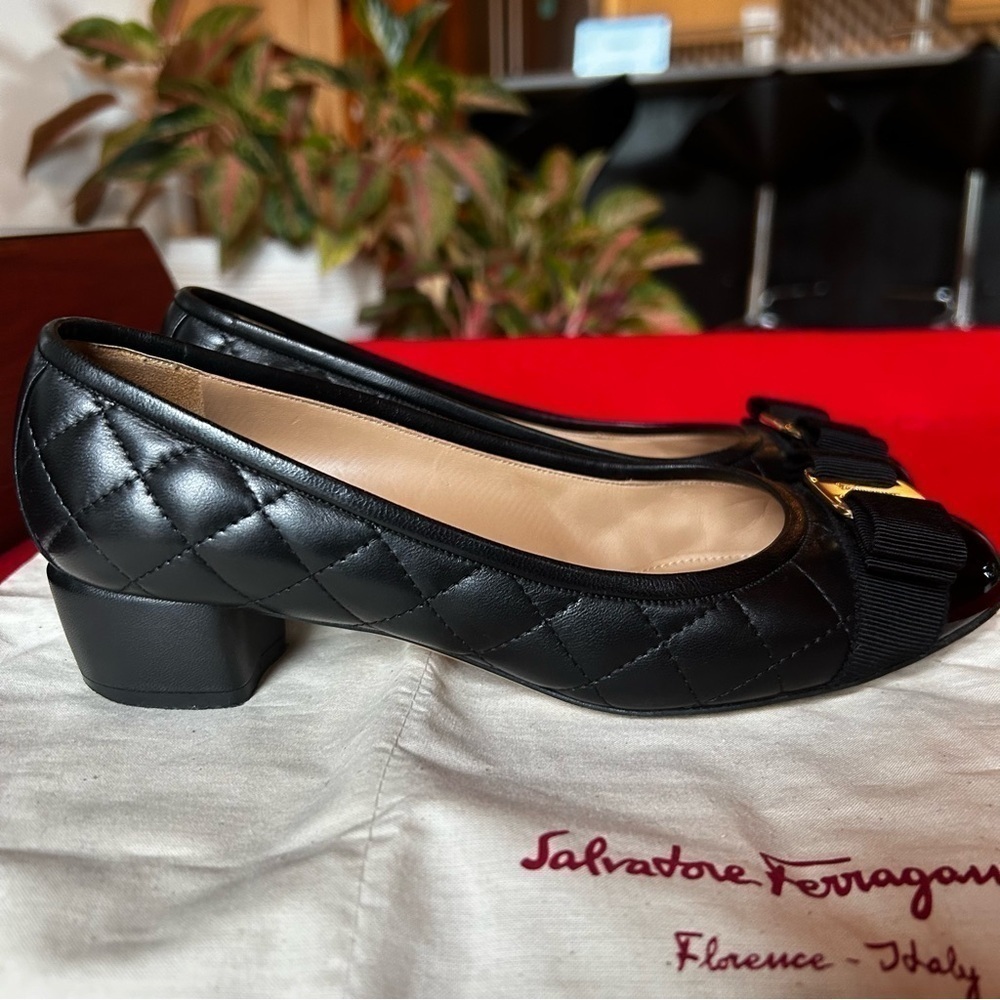 SALVATORE FERRAGAMO Vara Pump Size 6 - Picture 12 of 16